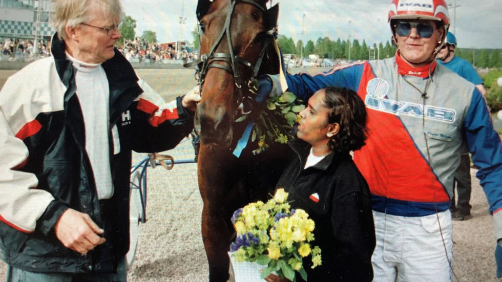 Gösta Jonsson, Mack Ås, Matilda Jonsson och kusken Roger Nilsson efter V75-seger på Bodentravet.