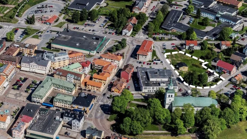 Kommunfullmäktige har antagit en ny detaljplan som ger rätt till att bygga tre våningar höga hus i kvarteret Uven, det streckade området. Nu har ägare till flera grannfastigheter överklagat för att de anser att det blir för högt och förändrar karaktären i området.