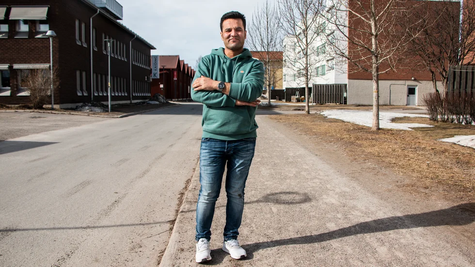 Safi Khatibis politiska engagemang i Afghanistan gjorde honom till måltavla för talibarnerna. Efter flykten till Sverige började en lång resa för att finna försörjning och känna innanförskap. "Jag hoppas att företagen ger mig en chans", säger han.