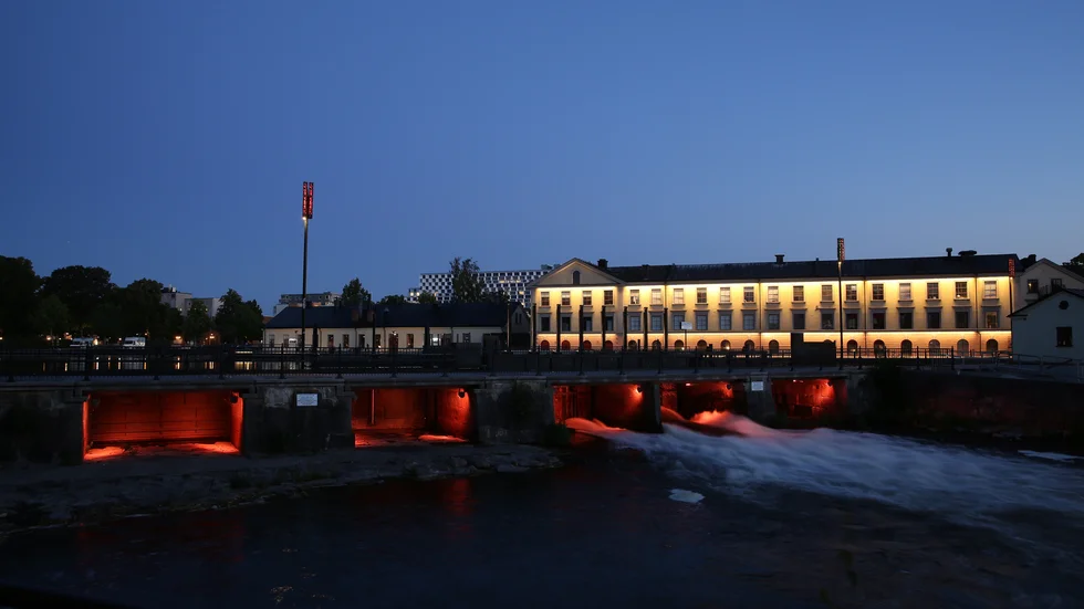 Faktoribron är ett bra exempel på hur belysning används för att lyfta fram Eskilstunas karaktär som industristad. Det eldfärgade ljuset under bron ska symbolisera masugnarna, berättar Marianne Lind.