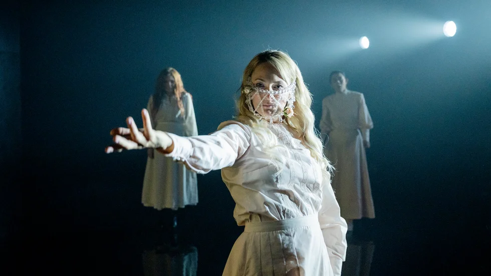 Emelie Strömberg, Anna Harling och Inez Andersson i "Luciakandidaterna". Pressbild.