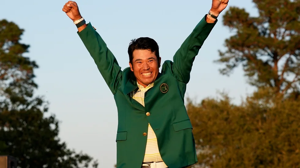 Hideki Matsuyama, iklädd sin gröna Masterskavaj, jublar efter segern.