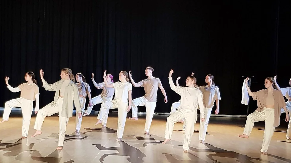 Lunnevads danslinje visar sin föreställning "Ska du säga något?" 29 april kl 20.30. 