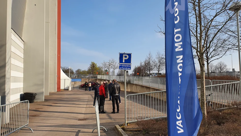 Vaccineringen mot covid-19 i Saab arena pågår för fullt.