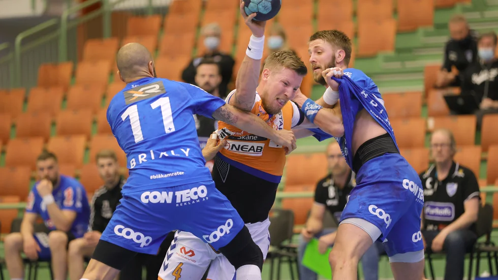 Kristianstads Adam Nyfjäll försöker ta sig förbi Skövdes Kristian Svensson och Fredrik Mossestad i SM-semifinalen. Skövde är klart för final mot Sävehof.