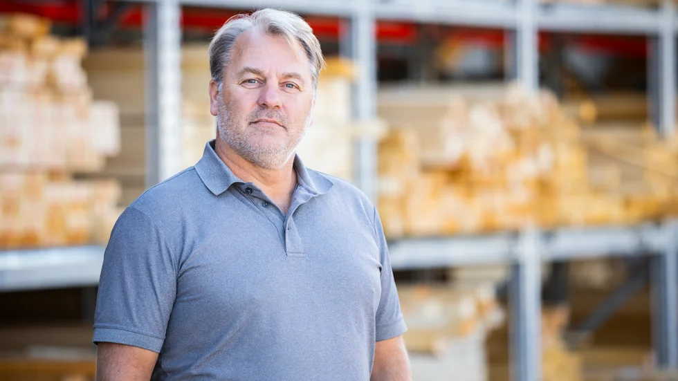 Boo Hellman, vd för K-bygg Östergyllen, säger att priset på virket kommer att höjas ytterligare. 