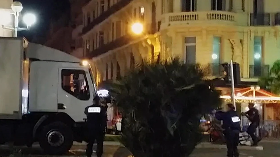 Polis vid den lastbil som användes vid terrordådet i Nice i Frankrike 2016. Massmördaren sköts ihjäl efter dådet. Arkivbild.