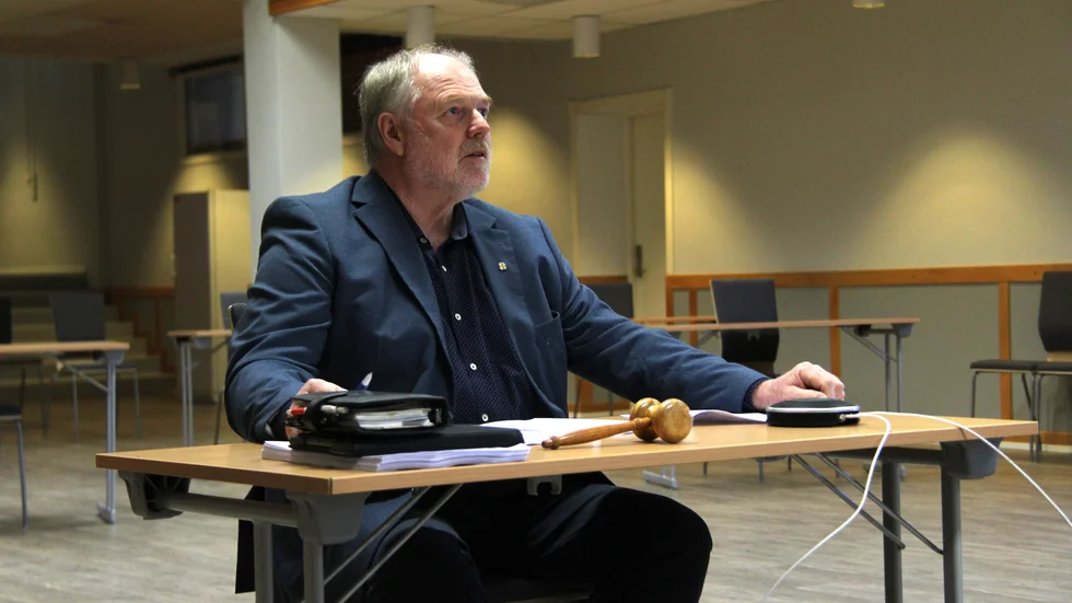 Anders Ljung (C) förklarar hur han resonerar i köksfrågan i Horn.