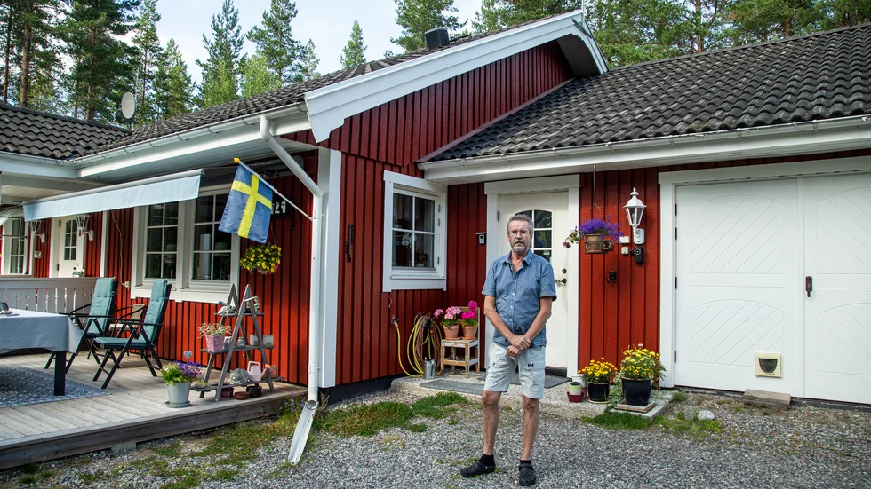 Staffan Åströms hus i Harrbäcken är beläget i korridoren för Norrbotniabanan. "Vi längtar efter att få ett besked om vi kan bo kvar", säger han.