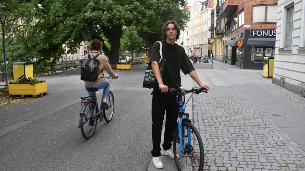 Emil Mikkelsen Båge sommarjobbar på The English Bookshop och levererar böcker hem till kunder i Uppsala. Initiativet är särskilt uppskattat hos de äldre. 