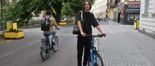 Han cyklar hem till dig med böcker