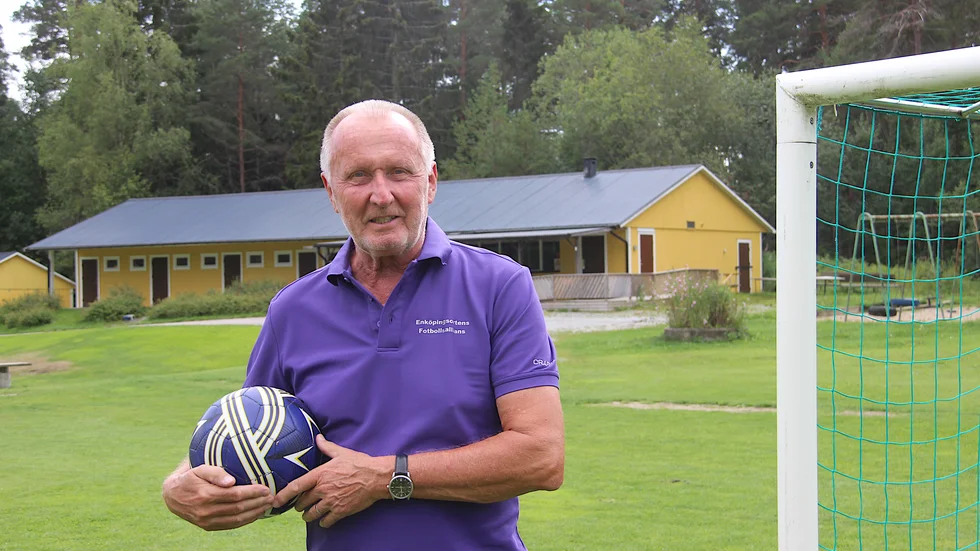 Kent Sundelin, arrangör från Enköpingsortens fotbollsallians, laddar för helgens spel i EP-cupen. Här på Borgvallen i Hummelsta spelas gruppen med flickor F12- och F13-matcher på lördagen.