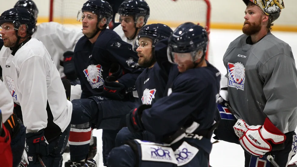 LHC tränar under måndagen inför säsongens första träningsmatch mot Växjö. 