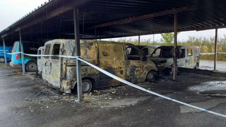 Flera bilar totalförstördes i Postnords garage.