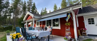 Paret kan inte ringa hemma – måste gå ut för att få täckning: "Det är väldigt irriterande"