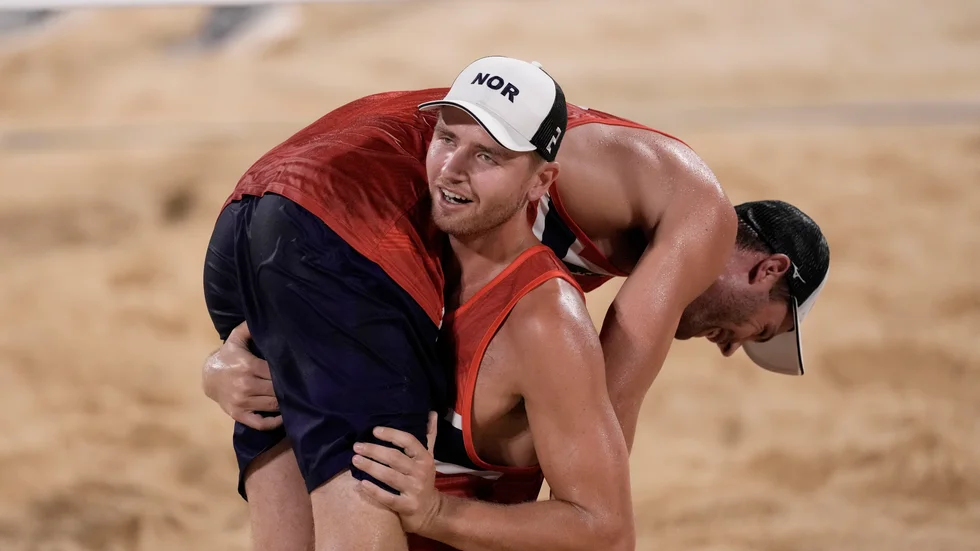 Christian Sørum firar finalplatsen genom att lyfta sin medspelare Anders Mol.