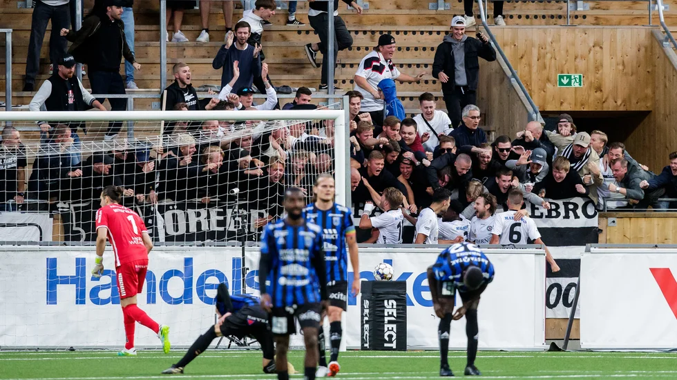 Siriusspelarna deppar medan Örebrospelarna firar med bortasupportrarna.