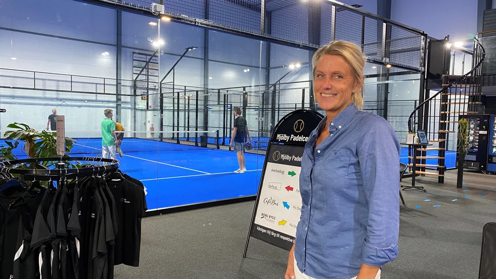 Jenny Johnson, marknadsansvarig i Hyddmarken fastigheter, visar Mjölby padelcenter.