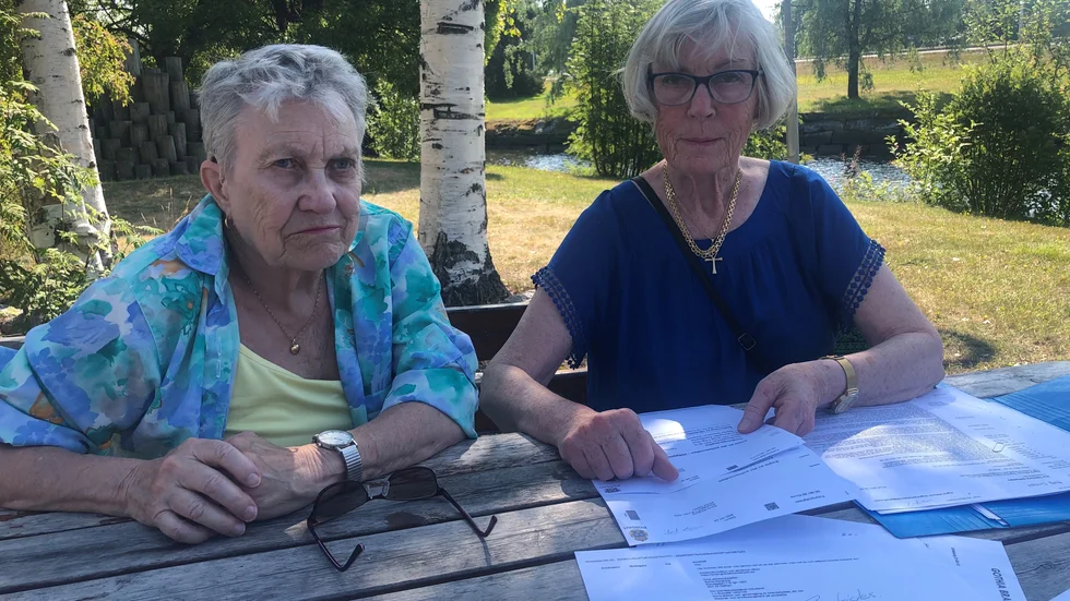 Sylvia Berglund, till vänster, är knäckt av oro över alla fakturor som ramlar in från Gothia brandskydd. Hon är glad över stödet från Ingrid Brindelöv Wiklund. "Sylvia utsätts för psykisk terror av bolaget", menar Ingrid.