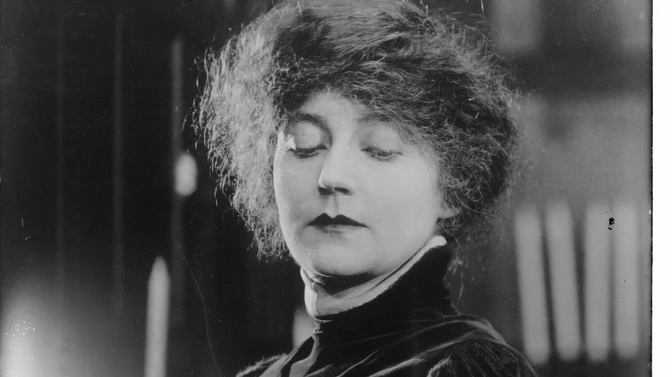Mary MacLane (1881–1929) var en amerikansk författare och litteraturkändis född i Kanada. Här en räddad bildruta från den förlorade stumfilmen "Men who have made love to me" (1918). Hon skrev manus till filmen och spelade även huvudrollen.