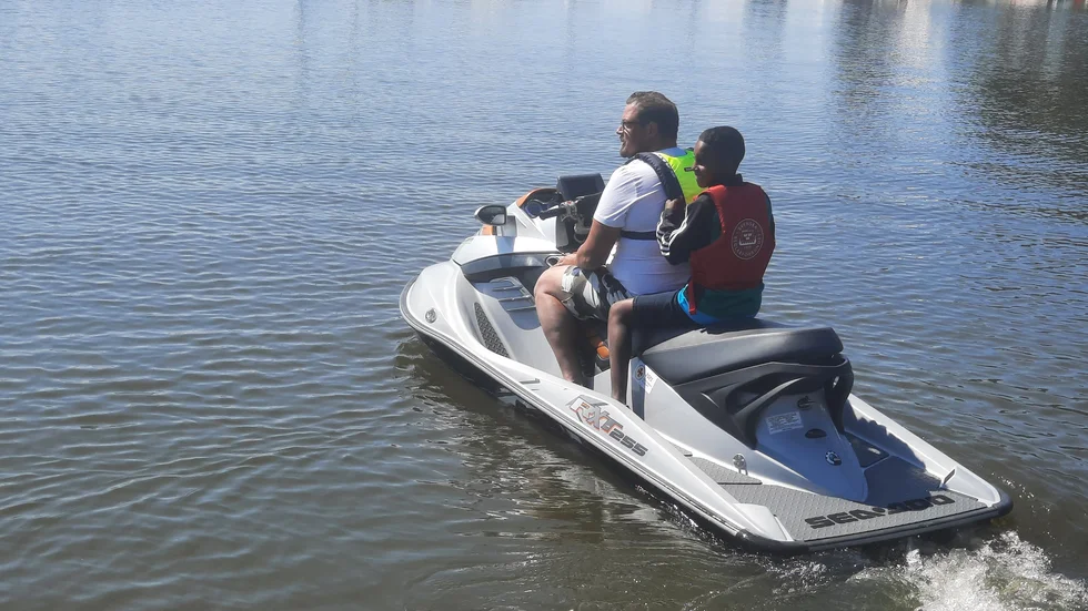Even Kiflom testar på jet ski i Klubbholmens hamn,