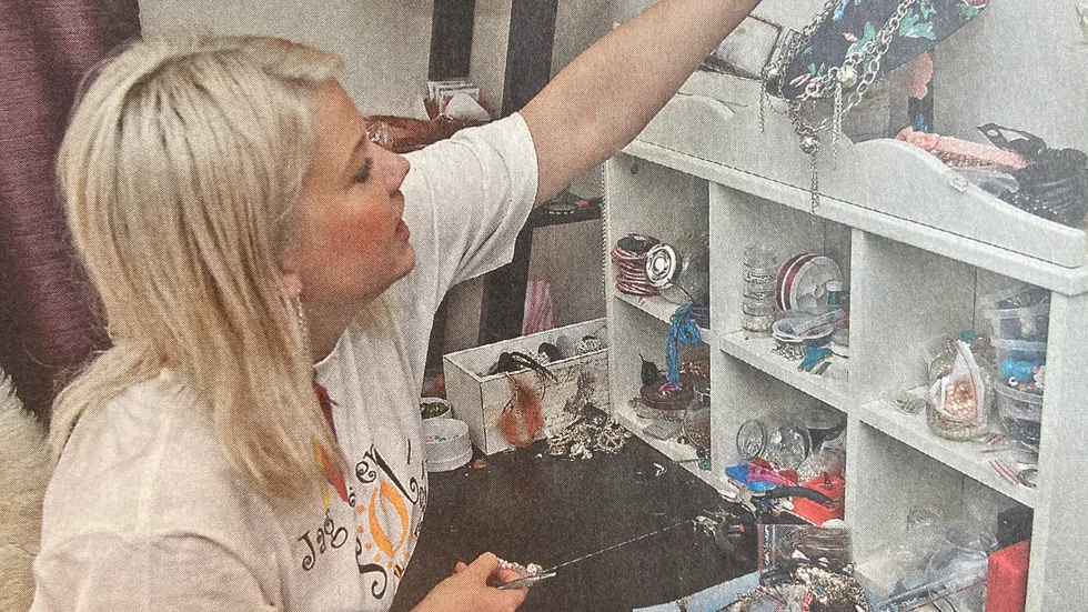 I Zabina Traneskogs verkstadshörna ligger det berlocker och pärlor i högar som snart ska bli armband och örhängen.