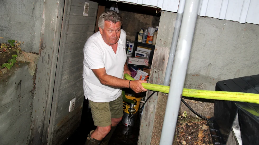 "Det här är inte första gången", säger Kisaföretagaren Peter Monell när han pumpar ut vatten ur hans källare.