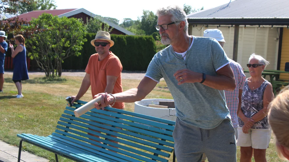 Tony Trygg siktar in sig på mölkky-pinnarna.