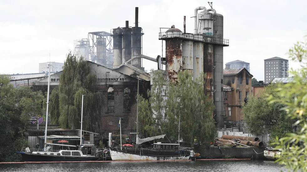 Den eldhärjade delen av den gamla kolsyrefabriken som brann i Stockholm. Branden spred rök över stora delar av huvudstaden under lördagsnatten.