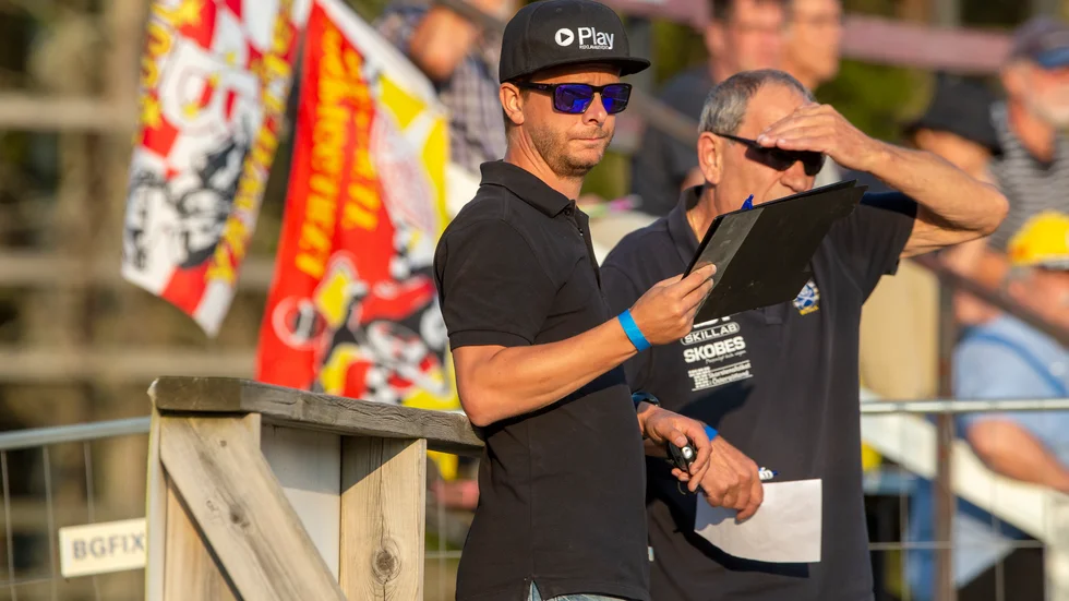 Daniel Davidsson, här i coachtagen tillsammans med sin assistent Ulf Gunnarsson under en match mot Rospiggarna borta i år, räknar med att leda Piraterna i elitserien även 2022.