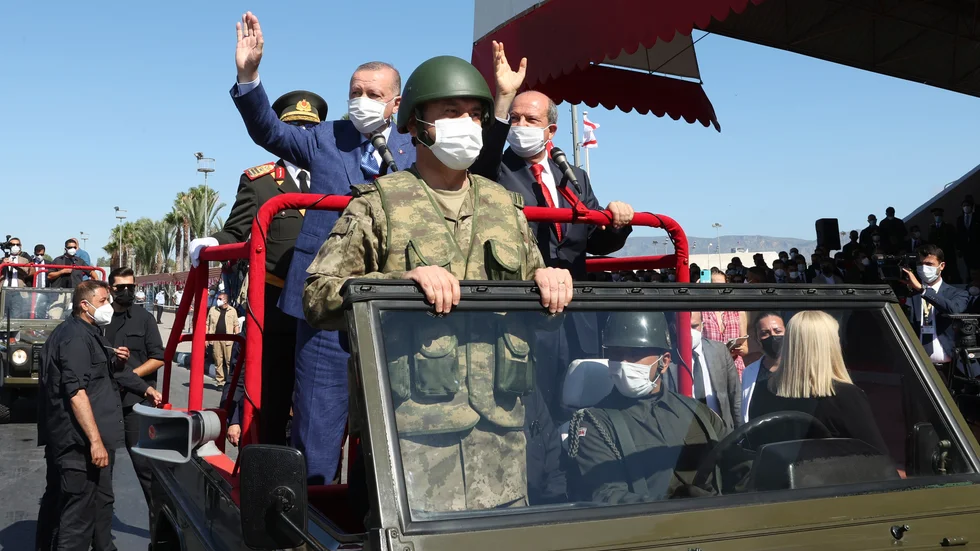 Turkiets president Recep Tayyip Erdogan och den turk-cypriotiske ledaren Ersin Tatar under en militärparad den 20 juli för att fira den turkiska invasionen av norra Cypern 1974.