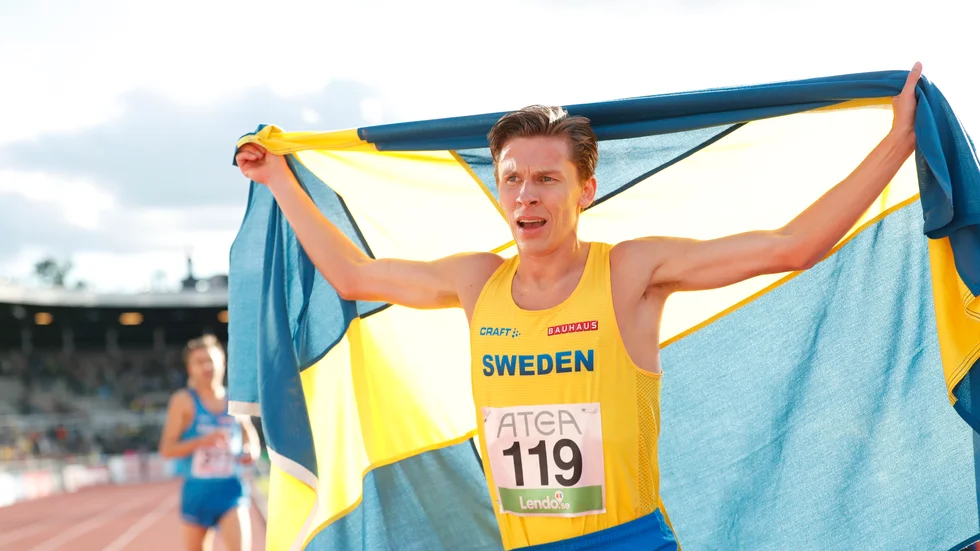 Andreas Almgren firar efter segern i Finnkampen.