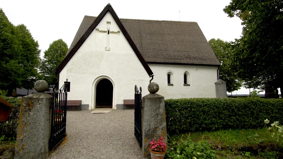 Partipolitiken bör lämnas vid kyrkporten. I det här fallet vid Härneviks kyrka i Uppland.