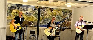 Seniorer i Sikfors festar loss 