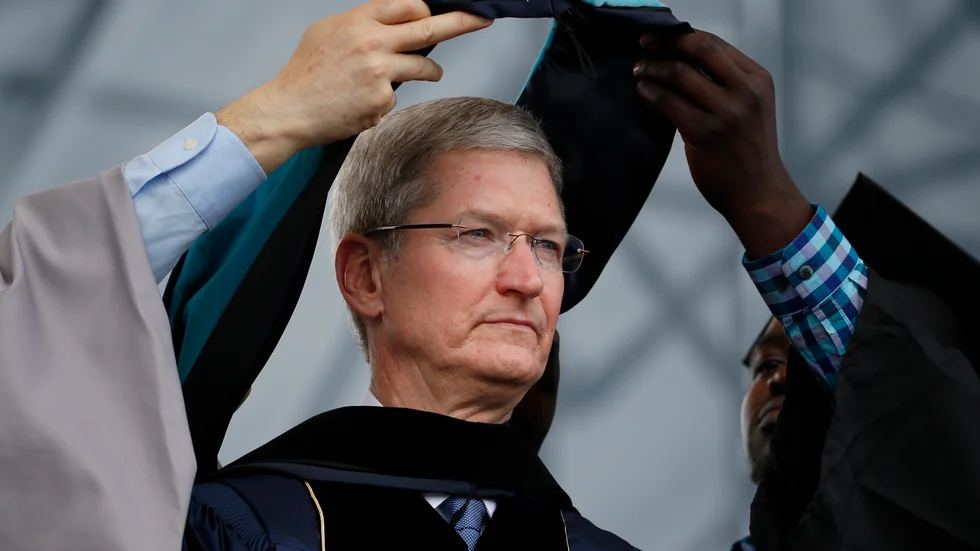 Apples vd Tim Cook tar emot utnämningen som hedersdoktor på George Washington University, år 2015.