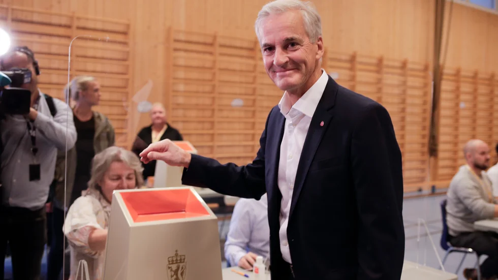 Med all säkerhet Norges näste statsminister. Här lägger socialdemokraten Jonas Gahr Støre sin röst i stortingsvalet.