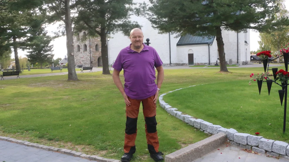 Efter 41 år i kyrkans tjänst har Rolf Berggren sagts upp av Piteå församling och fått lämna sitt arbete vid Öjeby kyrkogård. 