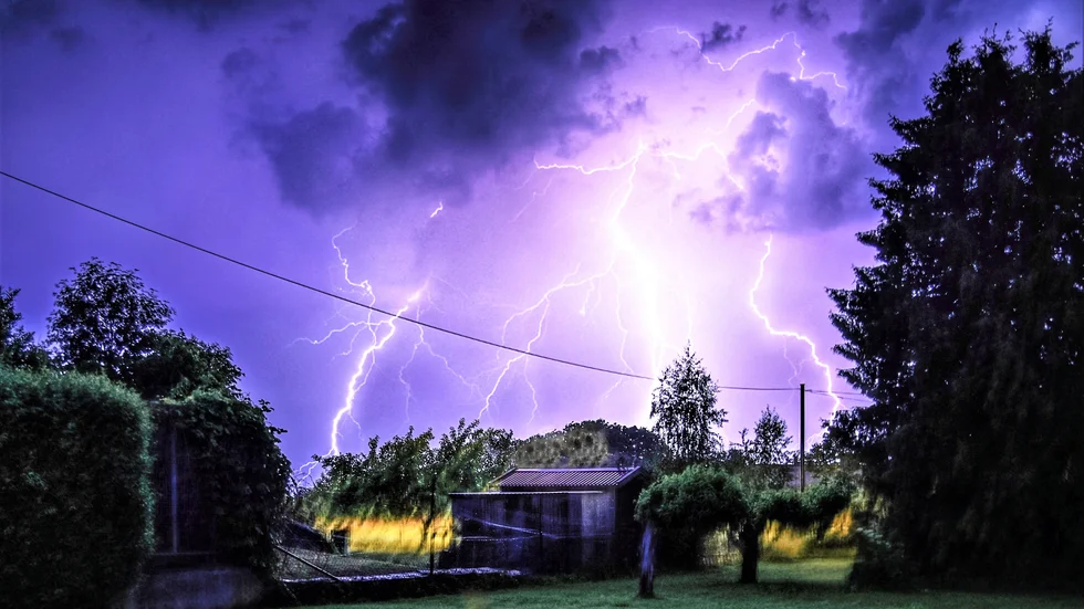 Skyfall med inslag av åska ser ut att kunna dra in över Östergötland under torsdagskvällen eller natten mot midsommarafton.