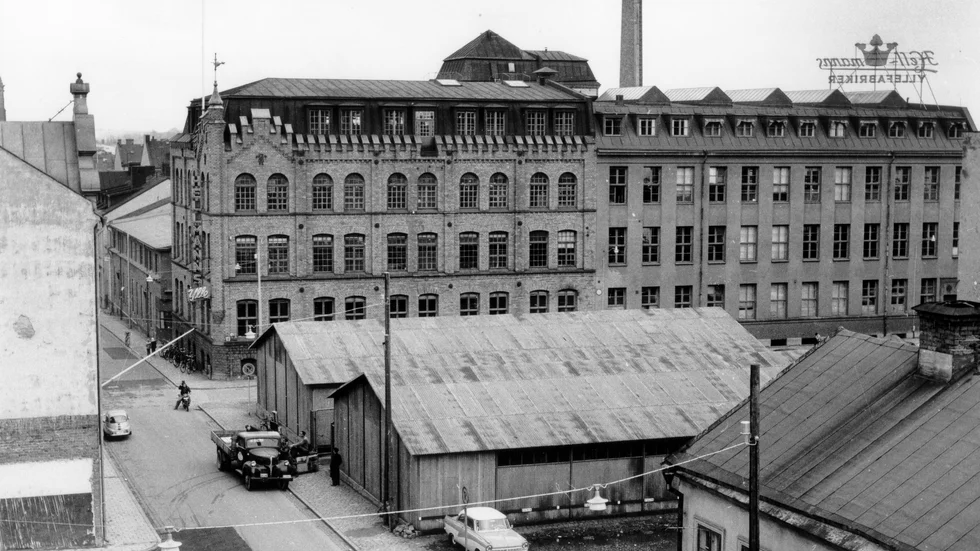 Då. När AB Max Hellmanns yllefabriker aviserade sin nedläggning hösten 1960 publicerade NT den här bilden över fabriken i hörnet av Sandgatan och Luntgatan. Fabriksbyggnaden finns kvar än i dag, även om firmanamnet på gaveln naturligtvis är borta sedan länge. I övrigt handlar det om kvarter somm till stor del har förändrats.