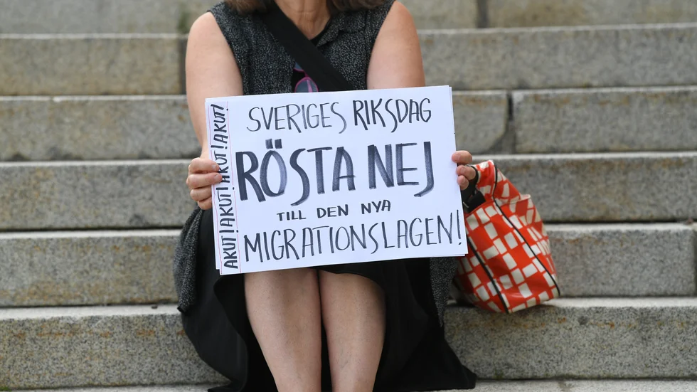 Socialdemokraternas partners i invandringspolitiken - och delar av S - känner sig mer hemma bland plakaten än bland lagstiftande gränsvakter. Det är ett växande problem.
