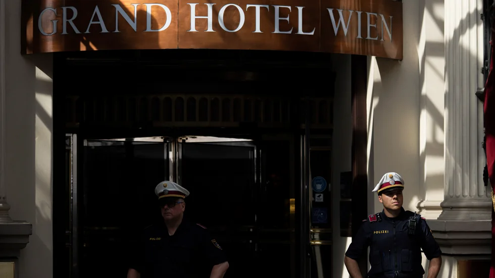 Poliser vaktar utanför Grand Hotel Wien den 12 juni. Samtal om Irans kärnenergiavtal har pågått i den österrikiska huvudstaden under året.