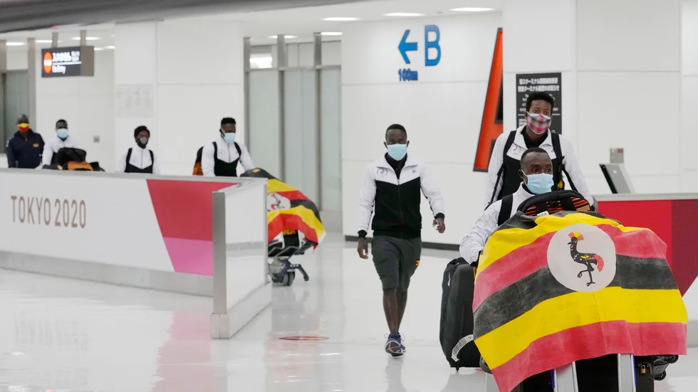 Ugandas OS-trupp anländer till Tokyo. Senare bekräftades att en person testat positivt för covid-19.