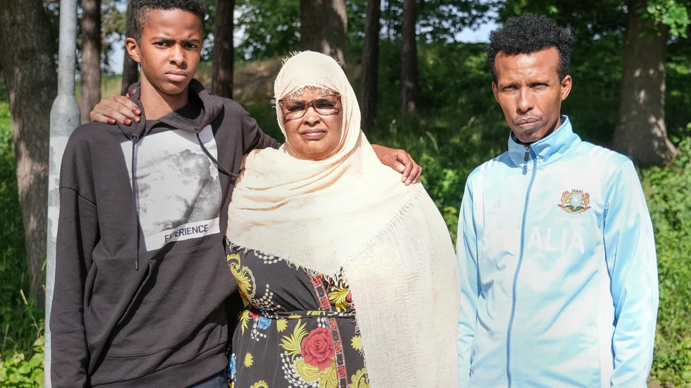 Lillebror Abbas Mohamed, mamma Sewda Abdulahi och pappa Liban Mohamed vid platsen där Abdimalik sköts till döds. "Ingen kan fylla hans plats", säger de om sin son och bror.