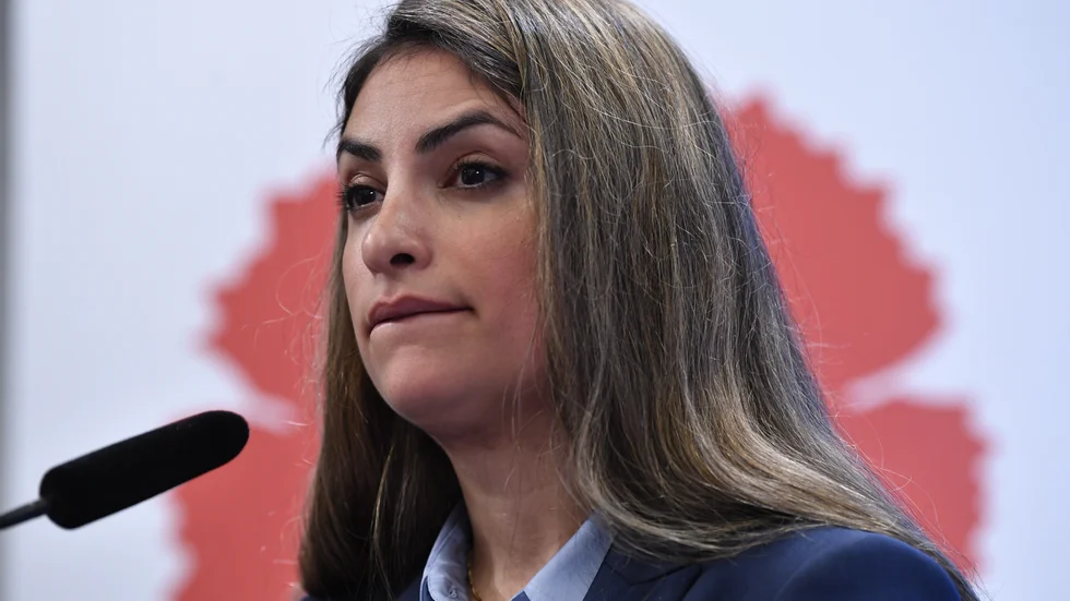 Nooshi Dadgostar (V) hann twittra ut att regeringen agerar oseriöst redan innan Stefan Löfvens (S) och Annie Lööfs (C) presskonferens var över.