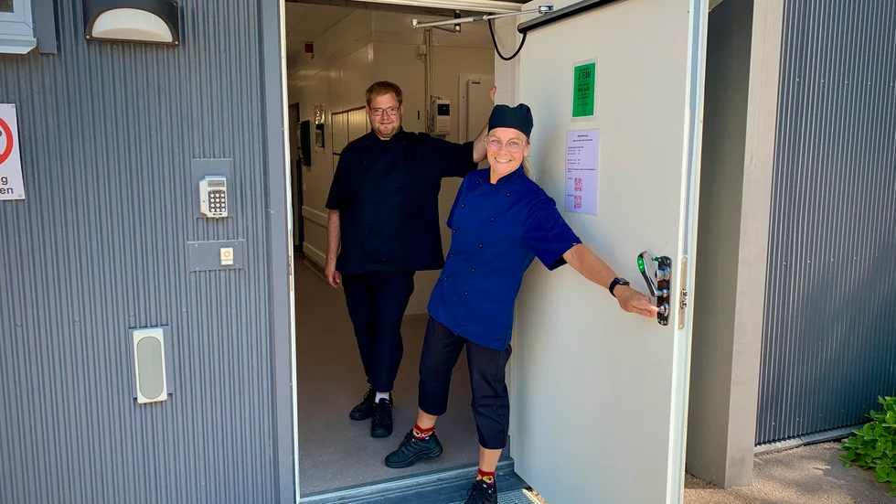 Magnus Engström och Kristina Enkell är förskolekockarna som i sex år blivit nominerade av White guide junior till "Årets förskolekock". Här står de i dörren till sitt kök på Gredby förskola. Förskolan är dessutom nominerad till "Årets förskolekök" i år.