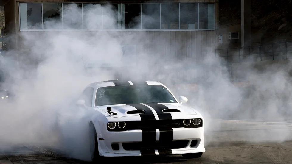 Både vanliga bilar och racebilar var på plats för att köra ett så kallat street race.