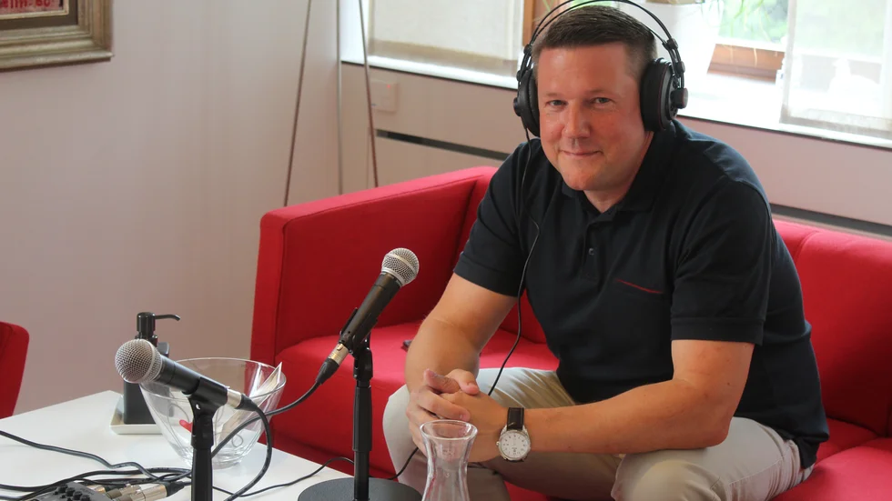 Partisekreteraren Tobias Baudin (här fotograferad när han var gäst i Folkbladets podd Widar Möter) kan inte lämna Botkyrka S åt sitt öde. Att S kopplas ihop med gängkriminalitet är en högriskfråga med rikspolitisk tyngd.