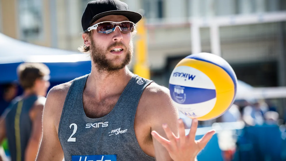 För Nyköpings FK:s Linus Tholse väntar OS-kval. Men först ska han försöka slå ut lagkamraten på beachvolleyplanen, Jakob Tegenrot, i SM-semifinal i volleyboll.