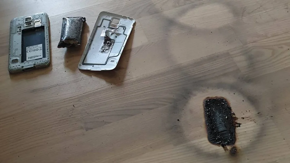 Den här synen mötte Annacarin mitt i natten. Batteriet, näst längst ut till vänster, hade exploderat.