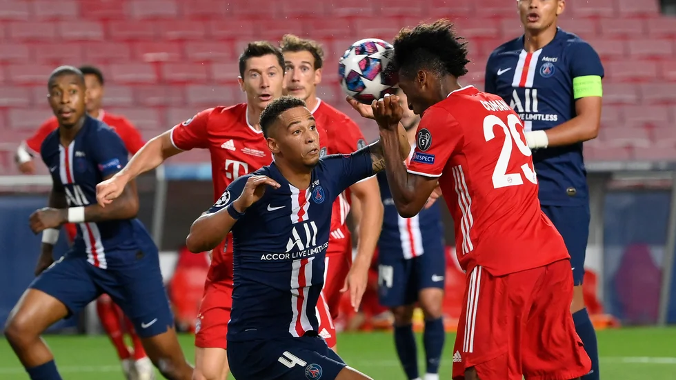 Bayern München och Paris SG möts i kvartsfinal i Champions League i en repris på fjolårets final. Här nickar Kingsley Coman in segermålet för Bayern i finalen. Arkivbild.